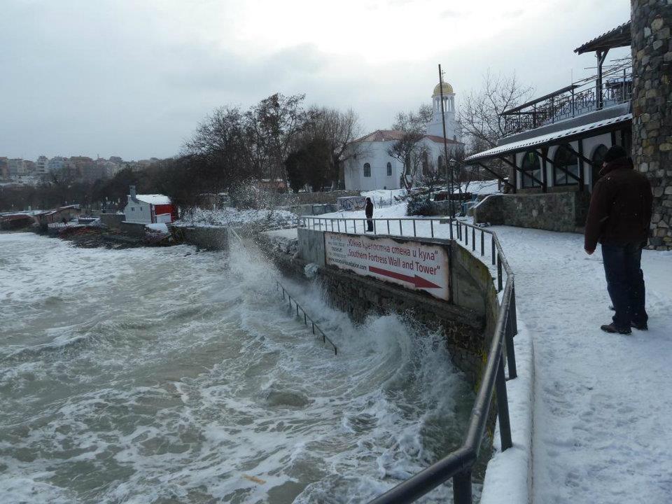 През зимата на 2012 бурните вълни на Черно Море нанесоха поражения по цялото българско крайбрежие. Видео от Созопол и Царево